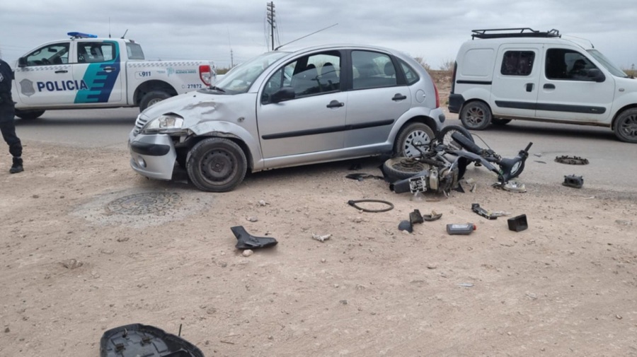 Una motociclista fue hospitalizada al protagonizar un fuerte accidente ...